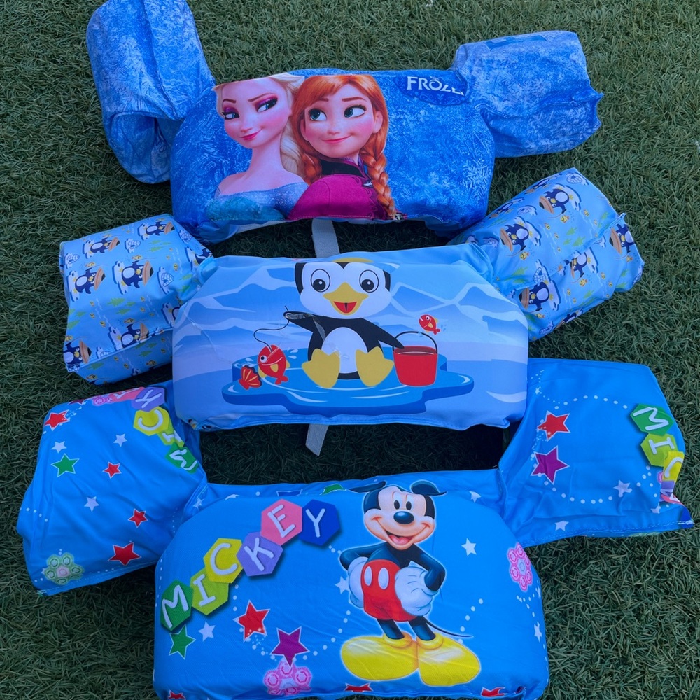 NEW-Set 3 children’s swim life jackets